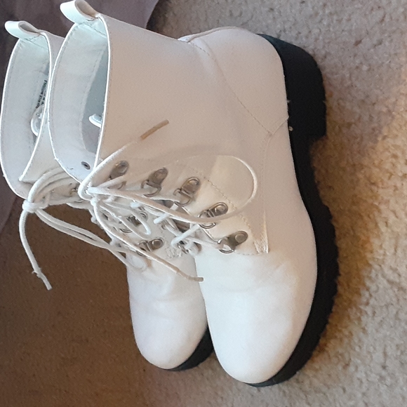 White combat boots with black soles - Picture 2 of 5